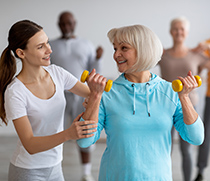 Ältere Dame macht Sport